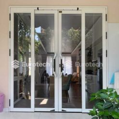 cua-nhom-kinh-eurotech-he-nep-roi-tieu-chuan-mau-trang-600600