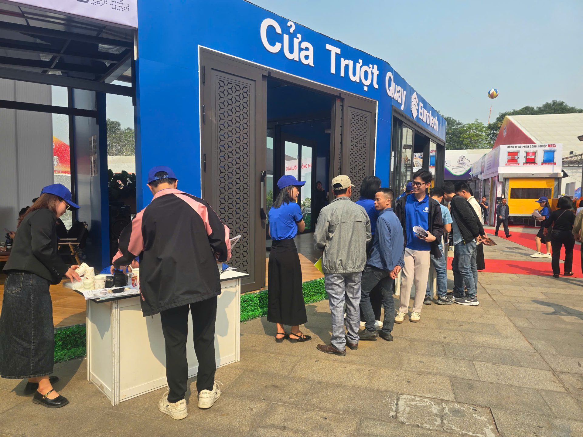 Cửa Trượt Quay Eurotech Tại Triển Lãm