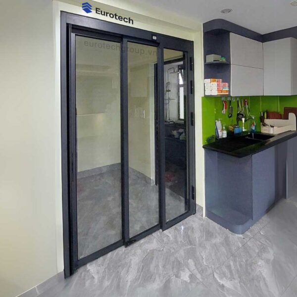 Cua Slim Truot Quay 3 Canh Ngan Phong Bếp