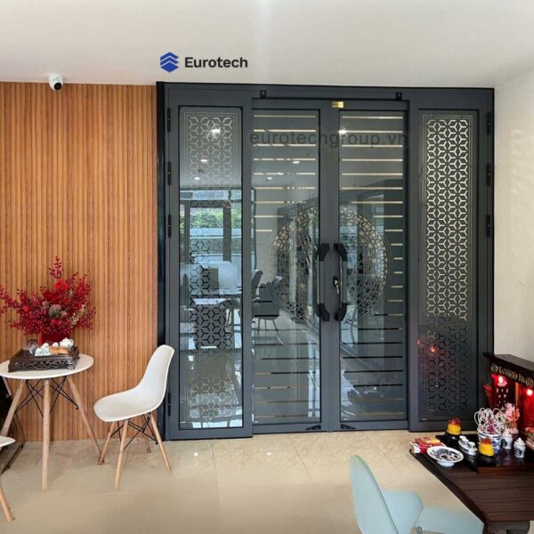 Cua Ttruot Quay Vip 68 Kết Hợp Tấm Kính Trang Trí Cnc01