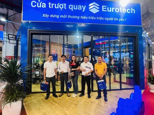 khách hàng Trải nghiệm cửa trượt quay tại việt build