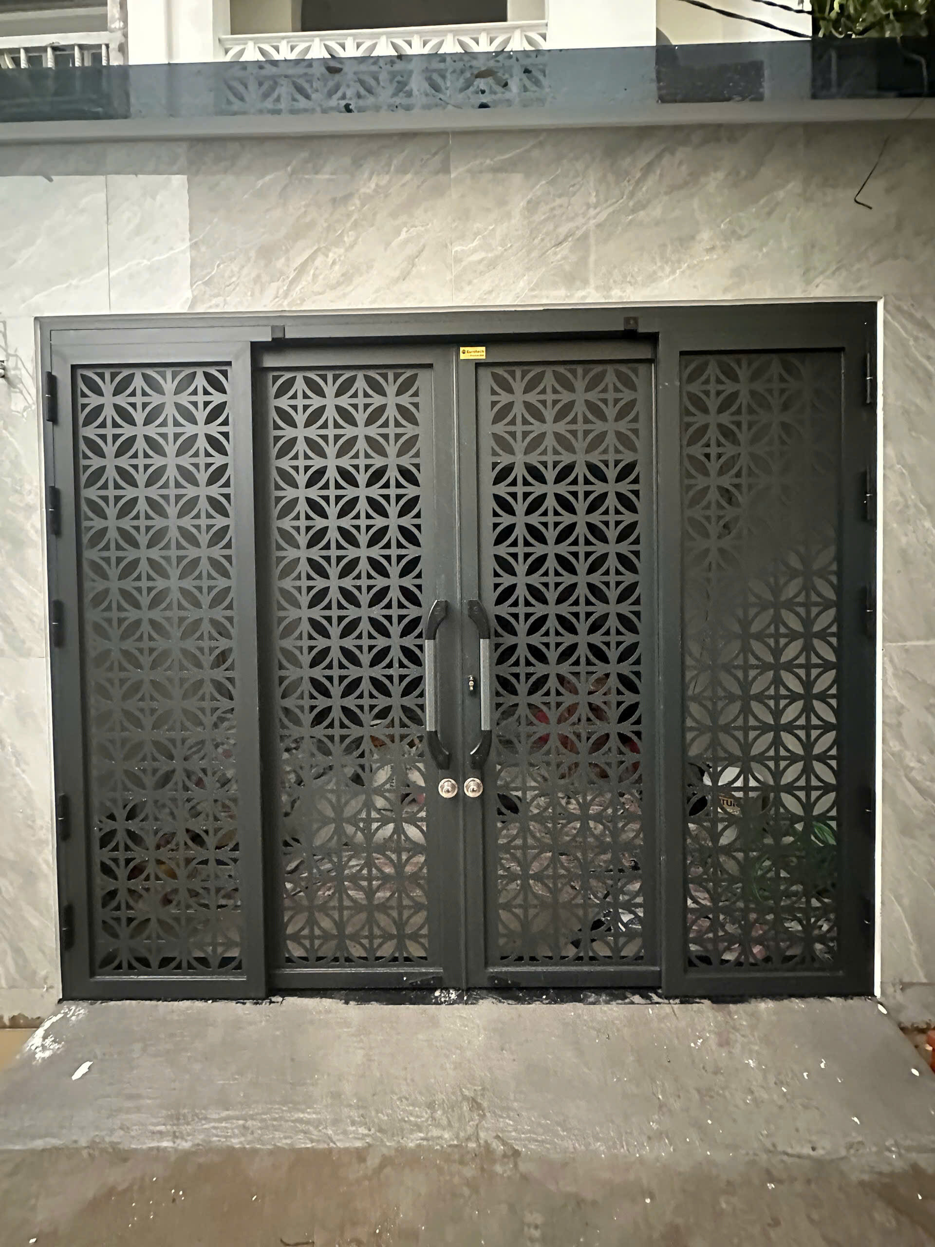 Hoàn thiện lắp đặt nhà chị Trà ở Bình Thạnh | Cửa trượt quay Eurotech VIP 68 xám đá