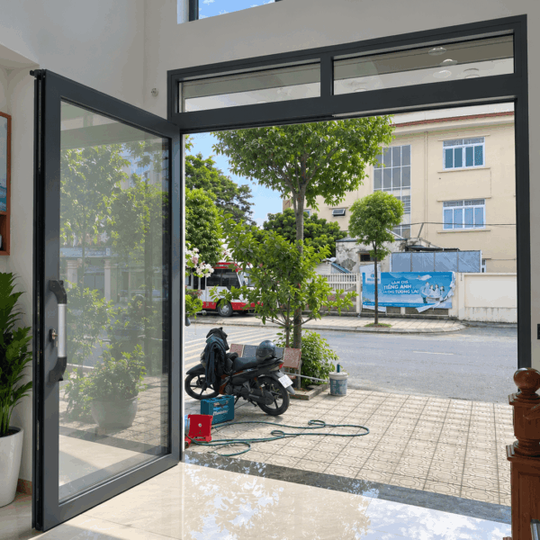 Cửa trượt quay Eurotech hệ Hoàng Gia Bản 90 nẹp rời 8.0 – màu xám đá, 2 cánh, cánh mở, có ô fix