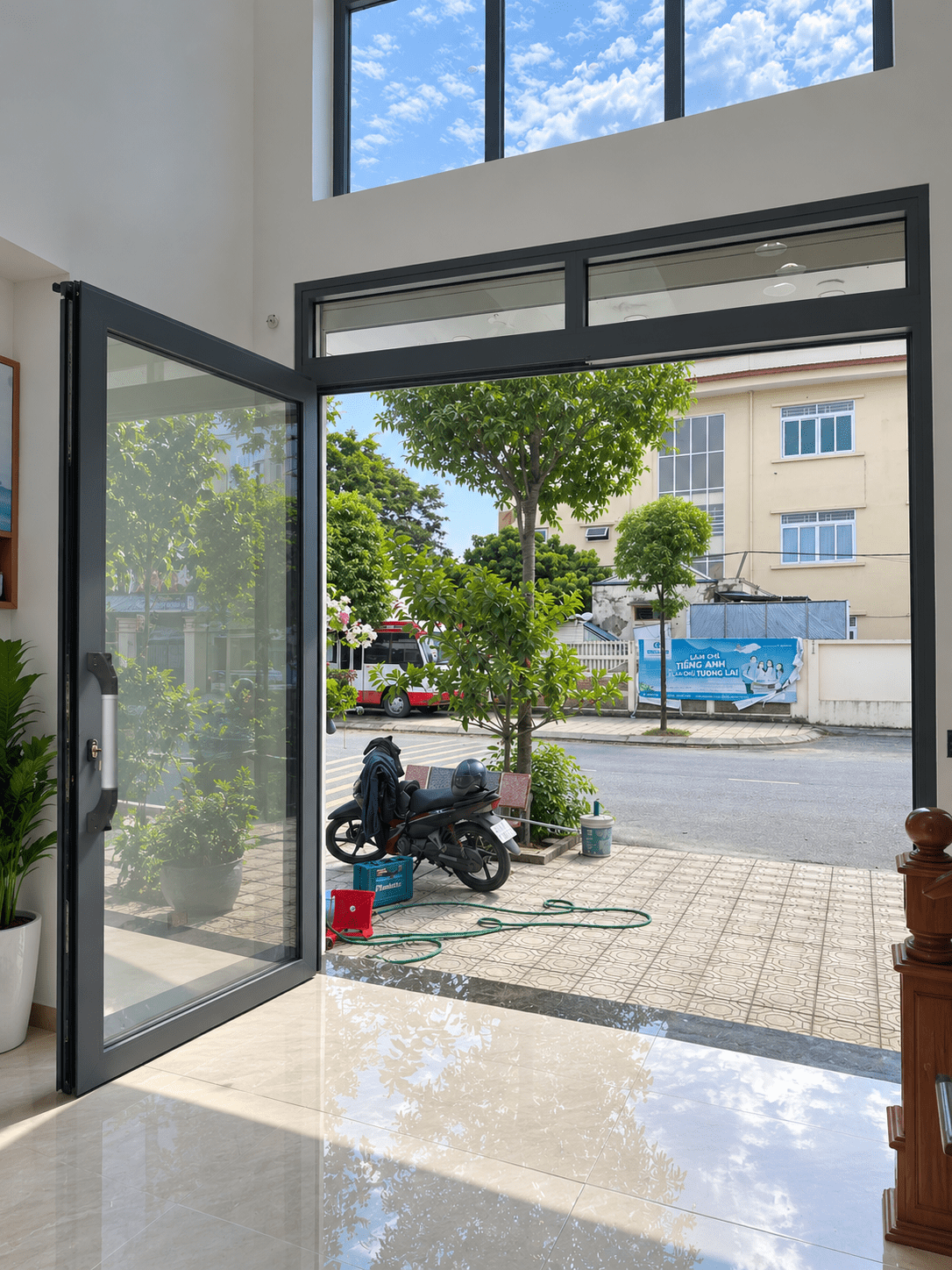 Cửa trượt quay Eurotech hệ Hoàng Gia Bản 90 nẹp rời 8.0 – màu xám đá, 2 cánh, cánh mở, có ô fix