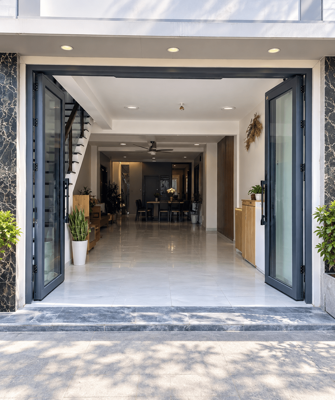 Cửa trượt quay Eurotech hệ Hoàng Gia Bản 90 nẹp rời 8.0 – màu xám đá, cánh mở, không ô fix