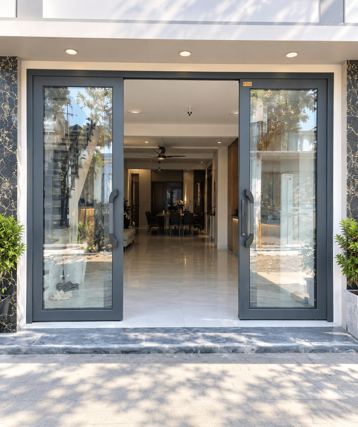 Cửa trượt quay Eurotech hệ Hoàng Gia Bản 90 nẹp rời 8.0 – màu xám đá, mở trượt, không ô fix